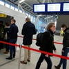 Người dân Hà Lan xếp hàng chờ bỏ phiếu trong cuộc trưng cầu ý dân ở Wageningen ngày 6/4. (Nguồn: AFP/TTXVN)