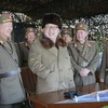 Nhà lãnh đạo Triều Tiên Kim Jong-un thị sát một cuộc diễn tập quân sự tại một địa điểm bí mật ở Triều Tiên. (Nguồn: Reuters/TTXVN)