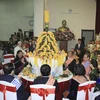 Lãnh đạo Đảng, Nhà nước thực hiện Nghi lễ truyền thống trong Tết Bunpimay của Lào. (Ảnh: Phạm Kiên/TTXVN)