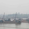 Đoàn tàu khai thác cát dọc theo dòng sông Lô, đoạn qua xã Cao Phong, Đức Bác, huyện Sông Lô, tỉnh Vĩnh Phúc. (Ảnh: Nguyễn Trọng Lịch/TTXVN)