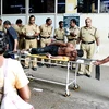 Chuyển một nạn nhân bị thương trong vụ hỏa hoạn tới bệnh viện ở Paravur. (Nguồn: AFP/TTXVN)