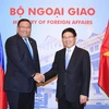 Phó Thủ tướng Chính phủ, Bộ trưởng Bộ Ngoại giao Phạm Bình Minh đón và hội đàm với Bộ trưởng Ngoại giao Philippines Jose Almendras đang thăm Việt Nam. (Ảnh: Thống Nhất/TTXVN)