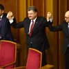 Tổng thống Ukraine Petro Poroshenko (giữa), Thủ tướng Ukraine Arseniy Yatsenyuk (phải) và Chủ tịch Quốc hội Volodymyr Groysman tại phiên họp đầu tiên của Quốc hội ngày 27/11/2014. (Nguồn: AFP/TTXVN)