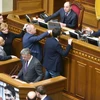 Chủ tịch Quốc hội Volodymyr Groysman (phải, phía trên) trong một phiên họp Quốc hội ở thủ đô Kiev ngày 29/3. (Nguồn: AFP/TTXVN)