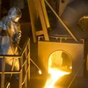 Công nhân làm việc tại nhà máy thép Saint-Gobain PAM ở Pont-a-Mousson, đông bắc Pháp ngày 12/4. (Nguồn: AFP/TTXVN)