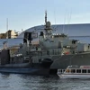 Tàu ngầm HMAS Onslow (trái) và tàu khu trục HMAS Vampire (phải) của hải quân Australia tại cảng Sydney. (Nguồn: AFP/TTXVN)