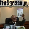 Chủ tịch Ủy ban soạn thảo Hiến pháp Thái Lan Meechai Ruchupan giới thiệu bản dự thảo Hiến pháp mới tại Quốc hội ở Bangkok. (Nguồn: AFP/TTXVN)