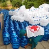 Trung ương Hội Chữ thập đỏ Việt Nam tặng bình nước lọc và can nhựa cho người nghèo bị ảnh hưởng do xâm nhập mặn. (Ảnh: Văn Trí/TTXVN)
