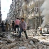 Cảnh đổ nát sau vụ không kích ở thành phố Aleppo ngày 28/4. (Nguồn: AFP/TTXVN)