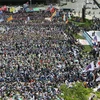 Khoảng 30.000 người dân Hàn Quốc tham gia tuần hành tại thủ đô Seoul ngày 1/5, phản đối dự luật lao động cải cách của Chính phủ và yêu cầu tăng lương tối thiểu. (Nguồn: AFP/TTXVN)