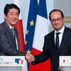 Tổng thống Francois Hollande (phải) và Thủ tướng Shinzo Abe (trái) tại cuộc họp báo ở Paris. (Nguồn: AFP/TTXVN)