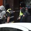 Cảnh sát Tây Ban Nha bắt giữ một trong hai đối tượng tình nghi thành lập chi nhánh IS trong chiến dịch truy quét khủng bố tại Mataro. (Nguồn: AFP/TTXVN)