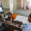 Các bệnh nhân bị ngộ độc nặng khí biogas được chăm sóc, điều trị tích cực tại Bệnh viện đa khoa khu vực Cái Nước. (Ảnh: Kim Há/TTXVN)