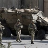 Binh sỹ NATO tại hiện trường một vụ đánh bom tại Afghanistan. (Nguồn: Reuters/TTXVN)