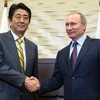 Tổng thống Vladimir Putin (phải) và Thủ tướng Nhật Bản Shinzo Abe. (Nguồn: AFP/TTXVN)