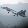 Máy bay chiến đấu Sukhoi SU-35 cất cánh trong chuyến bay thử tại Chu Hải, Quảng Đông, Trung Quốc. (Nguồn: AFP/TTXVN)