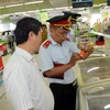Đoàn kiểm tra liên ngành Trung ương kiểm tra vệ sinh an toàn thực phẩm tại Siêu thị Big C Vinh. (Ảnh: Bích Huệ/TTXVN)