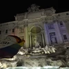 Đài phun nước nổi tiếng Trevi đã chiếu đèn bảy màu để chào mừng việc đạo luật về quyền của người đồng tính ở Italy được thông qua. (Nguồn: ANSA)