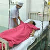 Bác sỹ thăm khám sau phẫu thuật cho bệnh nhân H. (Ảnh: Thanh Sang/TTXVN)