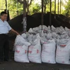 Một lượng lớn phân bón sản xuất không có giấy phép chuẩn bị được đóng bao ở Đắk Lắk. (Ảnh: Phạm Cường/TTXVN)