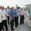 Chủ tịch Tổng Liên đoàn Lao động Việt Nam Bùi Văn Cường thị sát công trình xây dựng cầu Ghềnh. (Ảnh: Sỹ Tuyên/TTXVN)
