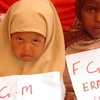 Các bé gái với biểu ngữ chống lại hủ tục cắt bỏ âm vật. (Nguồn: stopfgmmideast.org)