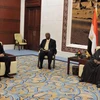 Đại sứ Đỗ Hoàng Long và Tổng thống CH Sudan Omar Al Bashir tại lễ trình Quốc thư. (Ảnh: Nguyễn Trưởng/Vietnam+)