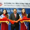 Thủ tướng Nguyễn Xuân Phúc và các đại biểu khai trương Văn phòng Đại diện Ngân hàng Thương mại cổ phần Đầu tư và Phát triển Việt Nam (BIDV) tại Liên bang Nga. (Ảnh: Thống Nhất/TTXVN)