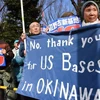 Những người biểu tình vây quanh trụ sở Quốc hội Nhật Bản đòi đuổi căn cứ quân sự Mỹ. (Nguồn: AFP)