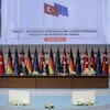 Thủ tướng Thổ Nhĩ Kỳ Ahmet Davutoglu (thứ hai, phải sang), Chủ tịch Hội đồng châu Âu Donald Tusk (thứ hai, trái) và Thủ tướng Đức Angela Merkel (phải) trong cuộc họp báo ở Gaziantep, Thổ Nhĩ Kỳ sau khi thăm trại tị nạn Nizip ngày 23/4. (Nguồn: