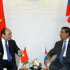 Thủ tướng Nguyễn Xuân Phúc gặp Thủ tướng Chính phủ Hoàng gia Campuchia Hun Sen. (Ảnh: Thống Nhất/TTXVN)