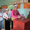 Cử tri dân tộc Mường bỏ phiếu bầu cử tại tổ bầu cử số 2, xã Cúc Phương, huyện Nho Quan, tỉnh Ninh Bình. (Ảnh: Hải Yến/TTXVN)