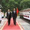 Chủ tịch nước Trần Đại Quang và Tổng thống Hoa Kỳ Barack Obama duyệt Đội danh dự Quân đội nhân dân Việt Nam. (Ảnh: Nhan Sáng/TTXVN)
