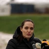 Đặc phái viên Cơ quan tị nạn LHQ (UNHCR), ngôi sao điện ảnh Angelina Jolie trả lời báo giới khi đang tham gia hoạt động trợ giúp UNHCR xây dựng khu định cư tạm cho người tị nạn tại Fayda thuộc thung lũng Bekaa của Liban ngày 15/3. (Nguồn: AFP/TTXVN)