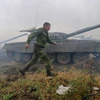 Xe bọc thép của lực lượng li khai tại cuộc thao diễn quân sự ở thị trấn Torez thuộc khu vực Donetsk ngày 14/9. (Nguồn: AFP/TTXVN)