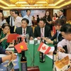 Doanh nghiệp TP.Hồ Chí Minh tìm hiểu các sản phẩm của các nhà đầu tư vùng Richmond-Canada. (Ảnh: Thanh Vũ/TTXVN)