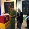 Chiến sỹ công an tham gia bỏ phiếu tại một điểm bầu cử (Ảnh: Đỗ Bình/Vietnam+)