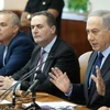 Thủ tướng Israel Benjamin Netanyahu (phải) trong một cuộc họp nội các tại Jerusalem ngày 31/5. (Nguồn: AFP/TTXVN)