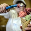Làm kem sorbet mâm xôi tại một tiệm kem ở Lublin, Ba Lan. Kem ở đây có hơn 100 loại hương vị khác nhau, được sản xuất theo một công thức độc đáo với những nguyên liệu hoàn toàn tự nhiên và theo mùa. (Nguồn: EPA)