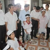 Lãnh đạo tỉnh Bắc Ninh thăm hỏi động viên thân nhân những gia đình có người bị nạn do điện giật. (Ảnh: Thái Hùng/TTXVN)