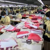 Dây chuyền sản xuất túi xách tại công ty Simone Việt Nam. (Ảnh: Vũ Sinh/TTXVN)