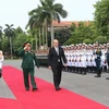 Bộ trưởng Quốc phòng Ngô Xuân Lịch và Bộ trưởng Quốc phòng Pháp Jean - Yves Le Drian duyệt đội danh dự Quân đội nhân dân Việt Nam. (Ảnh: Trọng Đức/TTXVN)