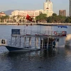 Chiếc tàu bị nạn đã được kéo nổi lên và đưa vào gần bờ sông Hàn. (Ảnh: Trần Lê Lâm/TTXVN)