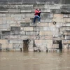 Một cặp đôi hôn nhau trên dòng nước lụt dọc theo sông Seine tại Paris, Pháp ngày 1/6. (Nguồn: Sputnik)