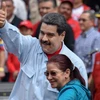 Tổng thống Venezuela Nicolas Maduro (trái) tham gia tuần hành cùng người dân tại thủ đô Caracas ngày 31/5. (Nguồn: AFP/TTXVN)