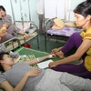Lãnh đạo UBND huyện Vĩnh Linh đã đến các cơ sở y tế để thăm hỏi, tặng quà hỗ trợ các bệnh nhân. (Ảnh: Thanh Thủy/TTXVN)