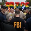 Nhân viên FBI theo dõi cuộc diễu hành của người đồng tính tại Tây Hollywood, California ngày 12/6. (Nguồn: AFP/TTXVN)