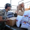 Binh sỹ Nga chuyển hàng cứu trợ tới Rhaibeh ngoại ô thủ đô Damascus, Syria, ngày 23/4. (Nguồn: THX/TTXVN)