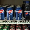 Các chai và lon soda Pepsi bày bán tại một cửa hàng ở Miami, bang Florida (Mỹ) ngày 22/3. (Nguồn: AFP/TTXVN)