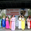 Trình diễn áo dài truyền thống tại Liên hoan Văn hóa châu Á. (Ảnh: Ngọc Mai-Hồng Tâm/Vietnam+)